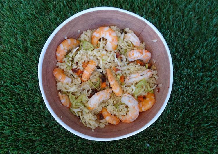 Bowl de couscous de camarão com legumes desidratados - Tudogosreceitas