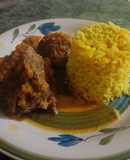 Arroz con cúrcuma y carne a la cacerola