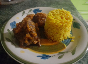 Una foto de Arroz con cúrcuma y carne a la cacerola