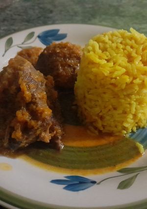 Una foto de Arroz con cúrcuma y carne a la cacerola