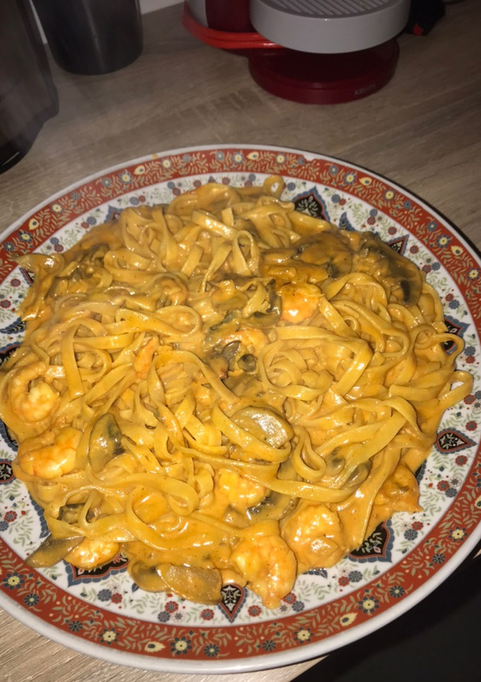 Una foto de Pasta con champiñones gambas y picante