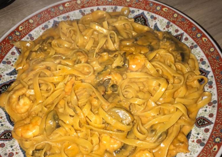 Pasta con champiñones gambas y picante