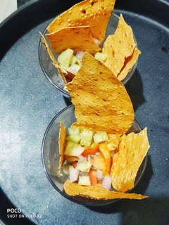 मासाला पापड़ चाट कोन (masala Papad Chaat cone recipe in Hindi) रेसिपी मुख्य फोटो