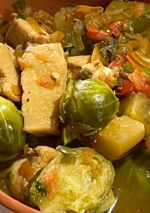 Una foto de Cazuela de pollo con repollitos de Bruselas