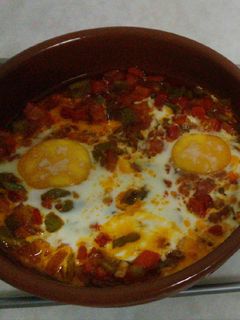 Una foto de Pisto con huevos