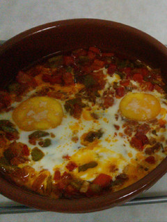 Una foto de Pisto con huevos