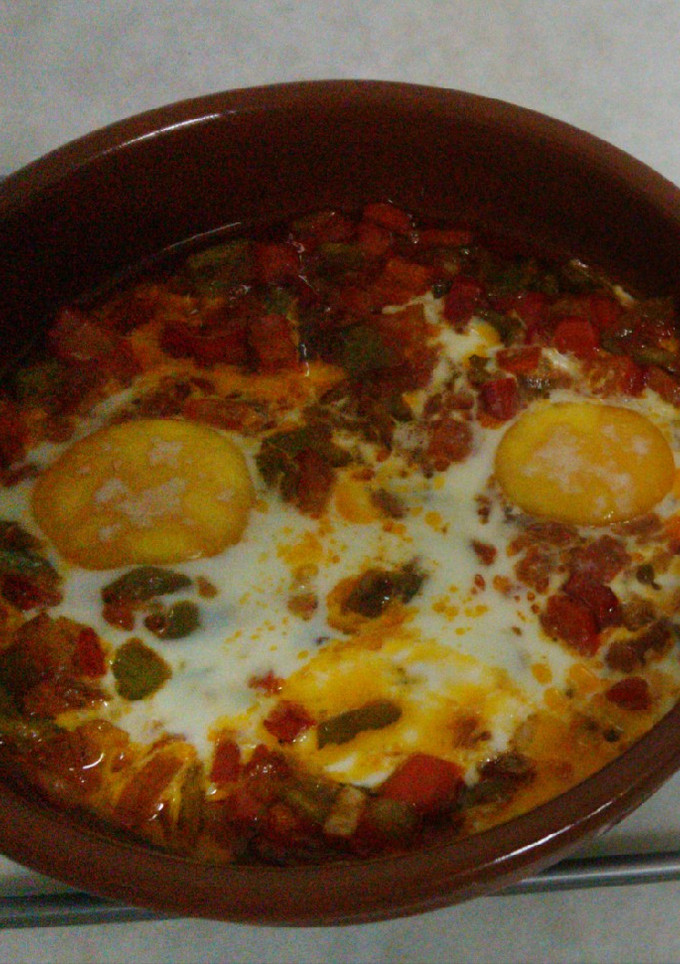 Una foto de Pisto con huevos