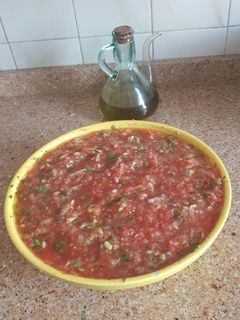 Una foto de Ensalada fresca de cilantro y aguacate