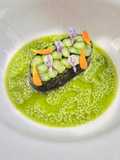 Mosaico di Asparagi con Salsa di Piselli, Latte di Mandorla e Olio all'Erba Cipollina