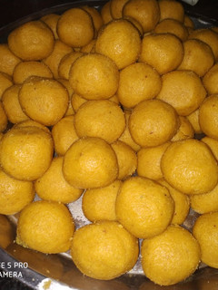 बेसन के लड्डू (Besan ke ladoo recipe in hindi) रेसिपी मुख्य फोटो