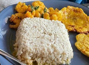 Una foto de Encocado de camarones 🍤 con arroz con coco 🥥