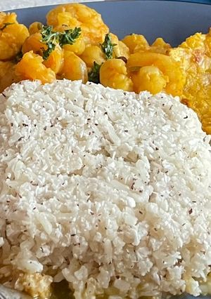 Una foto de Encocado de camarones 🍤 con arroz con coco 🥥