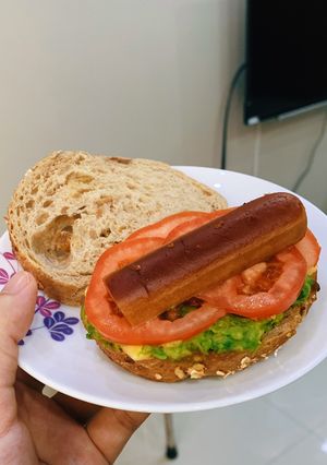 Hình của món Bữa sáng: Bánh mì xúc xích bơ cà.