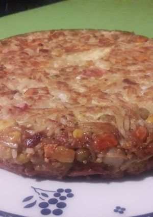 Una foto de Tortilla de fideos, salchichas, choclo, papa, zanahoria y arveja