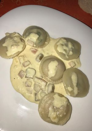 Una foto de Sorrentinos rellenos de espinaca y jamón y queso con carusso
