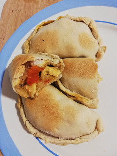 Una foto de Empanadillas de pollo, queso, champiñones y pimiento
