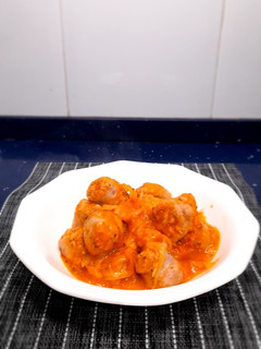 Una foto de Longaniza con salsa de tomate