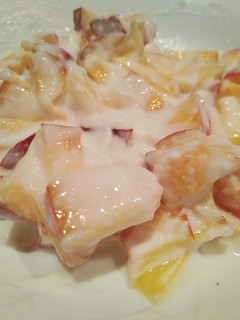 Una foto de Nectarina con queso fresco batido