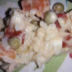 Una foto de Ensalada multicolor de arroz con atún