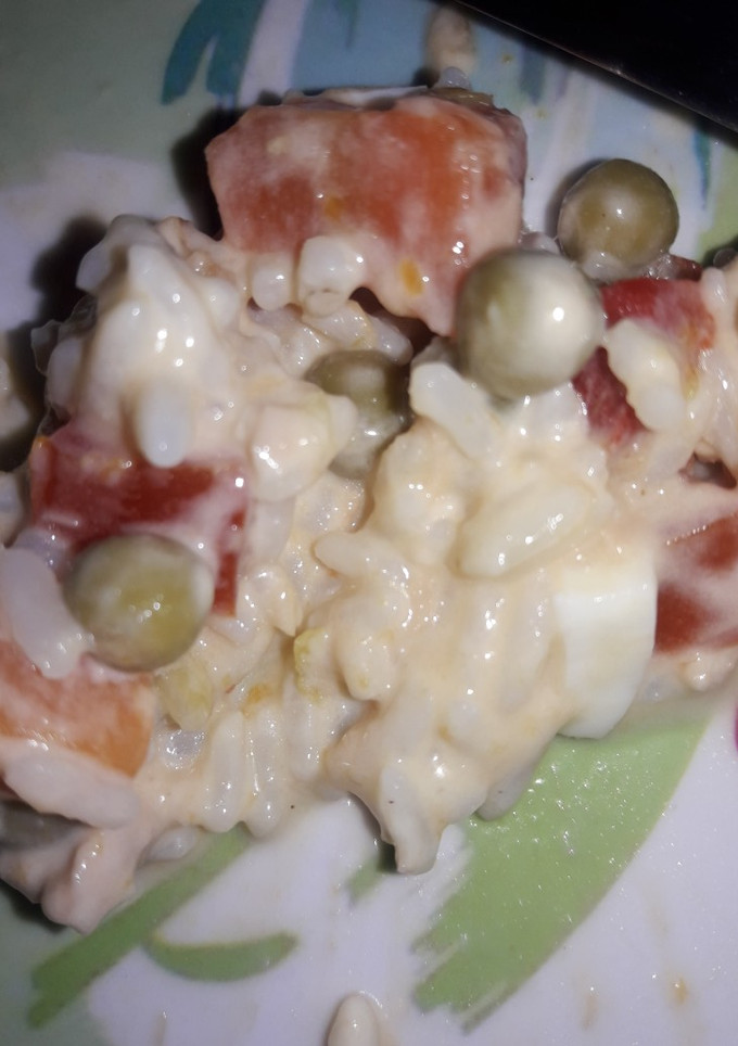 Una foto de Ensalada multicolor de arroz con atún