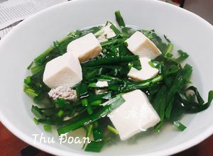 Hình của món Canh hẹ đậu hủ non nấu thịt nạc.