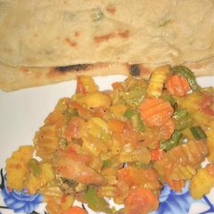 Naan bread and sauce A picture of Naan bread and sauce.
