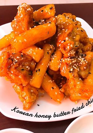 Hình của món Gà sốt bơ mật ong & bánh gạo chiên.