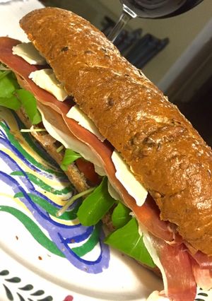 Foto de Sanduíche de presunto cru e brie