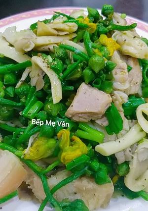Hình của món Nụ hoa mướp xào thịt heo và nấm bào ngư.