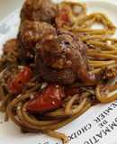 Albóndigas con fideos y Cherry asados