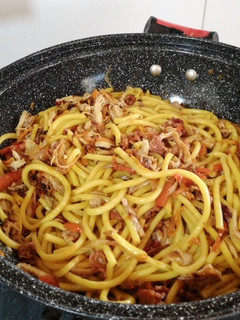 Una foto de Spaghetti con pollo y tocineta