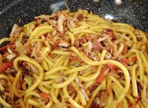 Una foto de Spaghetti con pollo y tocineta
