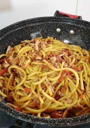Una foto de Spaghetti con pollo y tocineta