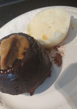 Una foto de Bizcochuelo húmedo de chocolate al microondas sin tacc