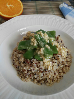 Una foto de Quinoa y judías verdes con salsa de naranja y mostaza