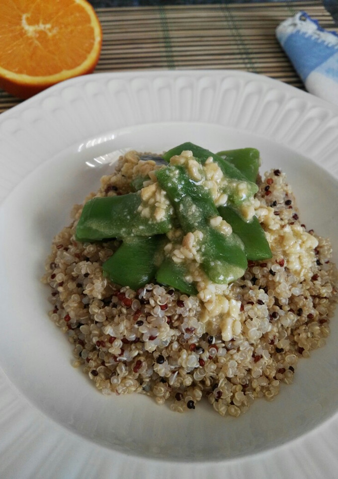 Una foto de Quinoa y judías verdes con salsa de naranja y mostaza