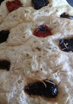 Una foto de Focaccia con tomates y romero🎸