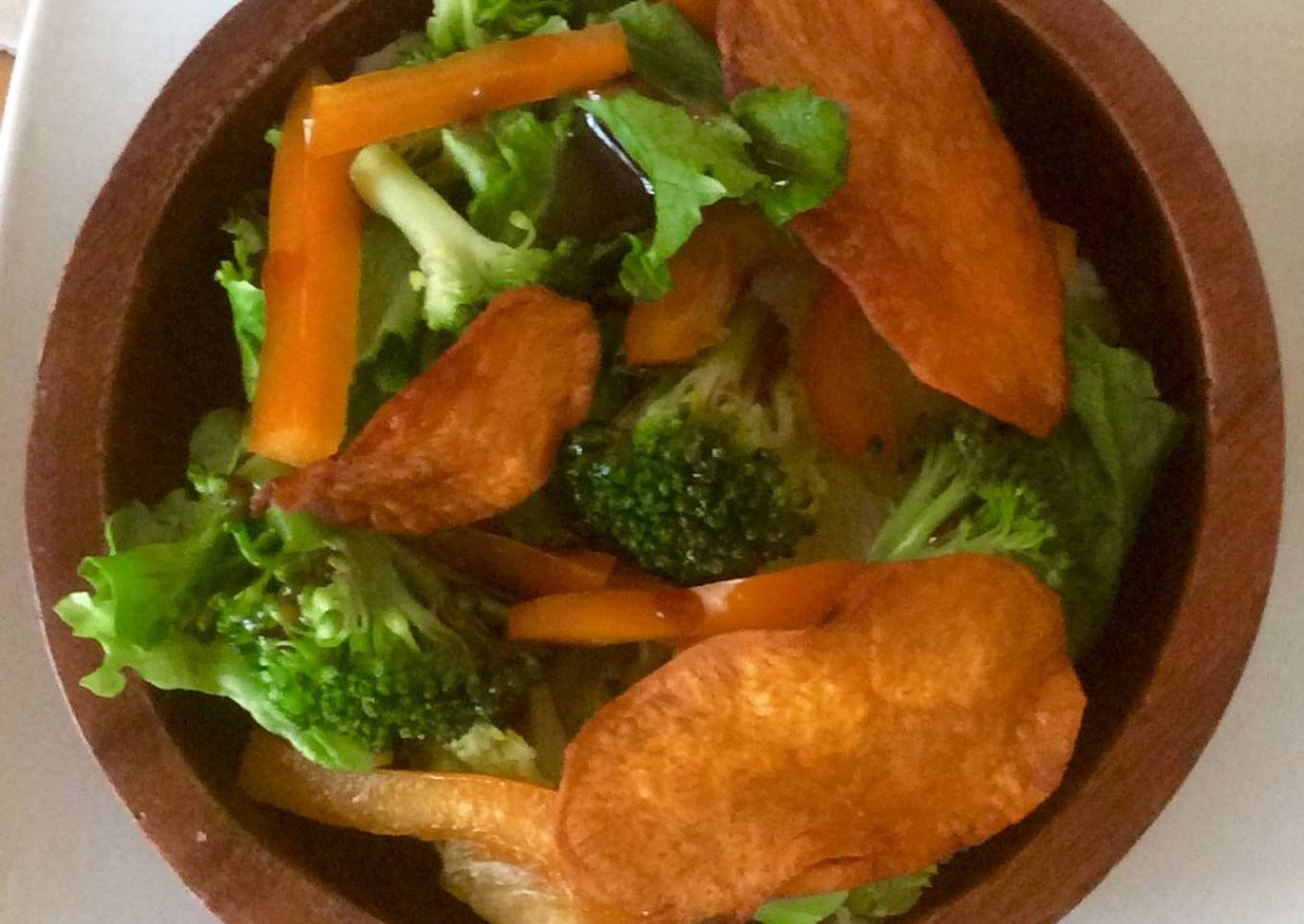 Ensalada con crujiente de camote