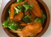 Una foto de ensalada de camote