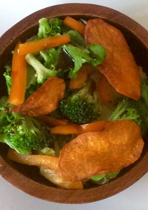 Una foto de Ensalada con crujiente de camote