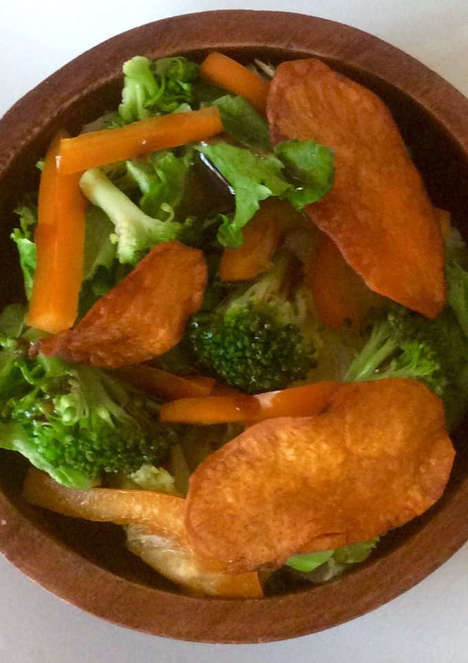 Una foto de Ensalada con crujiente de camote