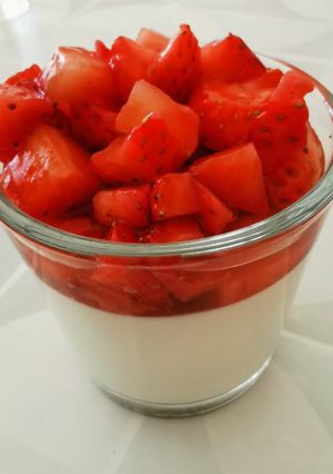 Une photo de Panna cotta et fraises