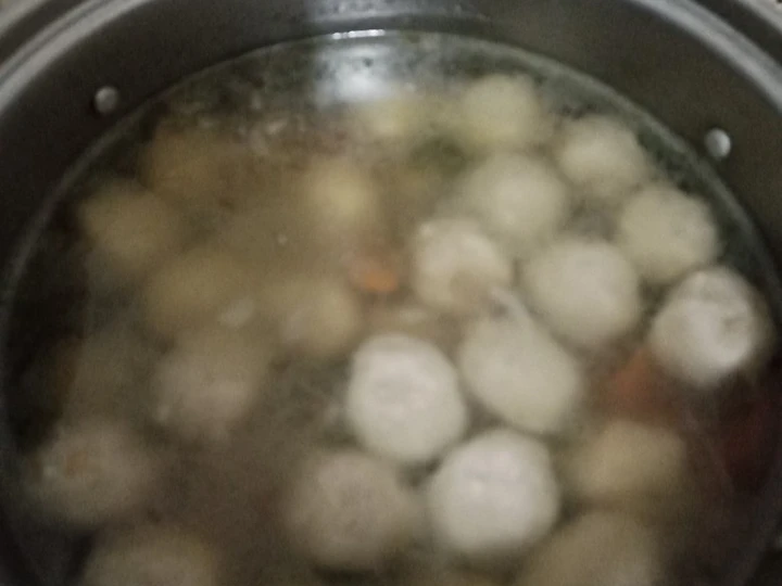 Langkah Mudah untuk Membikin Resep Sup bakso dan sayuran yang Bikin Ngiler Anti Ribet, Menggugah Selera