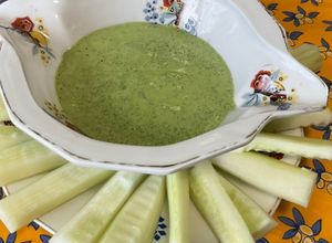 Une photo de Bâtonnets de concombre sauce coriandre skyr moutarde et citron