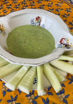 Une photo de Bâtonnets de concombre sauce coriandre skyr moutarde et citron