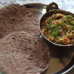 A picture of Ragi flour bhakri (nachni chi bhakri with brinjal bharta).