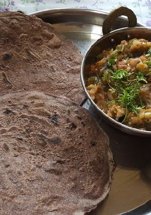A picture of Ragi flour bhakri (nachni chi bhakri with brinjal bharta).