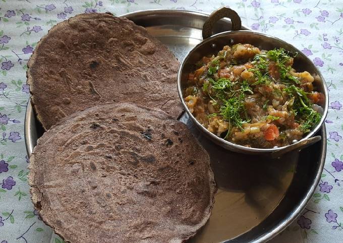 Recipe of Delicious Ragi flour bhakri (nachni chi bhakri with brinjal bharta)