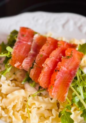 Hình của món Nui Sốt Kem Nấm Thì Là & Cá Hồi Gravlax.