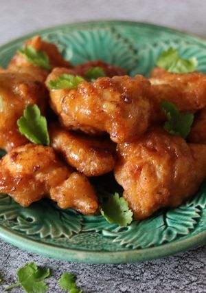 A picture of Crispy chicken with spicy honey and tamarind sauce 🍗 🍯 🌶.